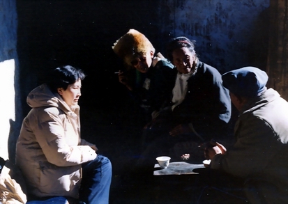 杨恩洪与藏族格萨尔史诗歌手桑珠进行访谈